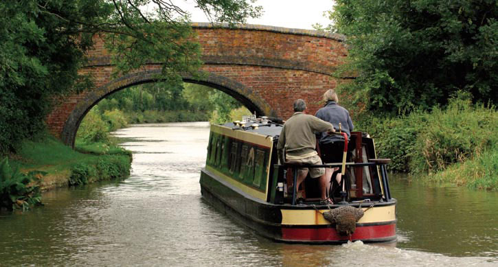 narrow-boat-bridge Narrow boat bridge